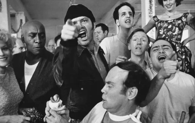 体育元素在电影中的视觉符号<strong></p>
<p>符号交易</strong>,分为体育参与者人物符号和道具符号