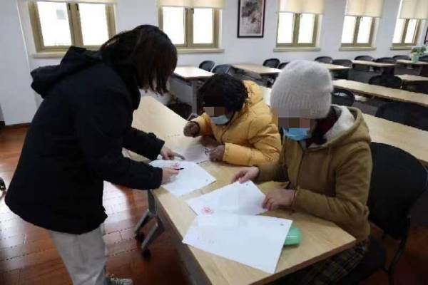 这些人以保险公司名义售卖虚假理财产品<strong></p>
<p>保险理财产品</strong>,50多名老人被骗260余万元