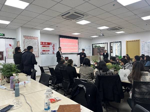 平安普惠贵州分公司:警企联动开展“打非反诈”宣传