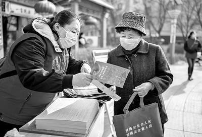 规范老年消费市场——银发经济兴起<strong></p>
<p>老年人理财</strong>，“适老”更要“护老”