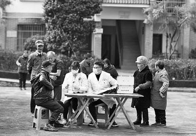 规范老年消费市场——银发经济兴起<strong></p>
<p>老年人理财</strong>，“适老”更要“护老”