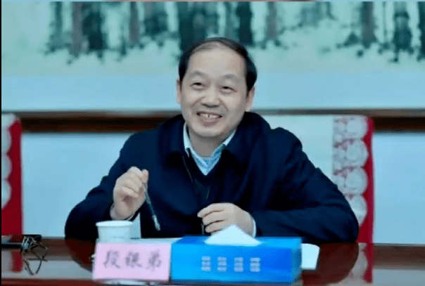 当过省地方金融监管局局长的他<strong></p>
<p>金融交易</strong>，搞权色交易，“靠金融吃金融”