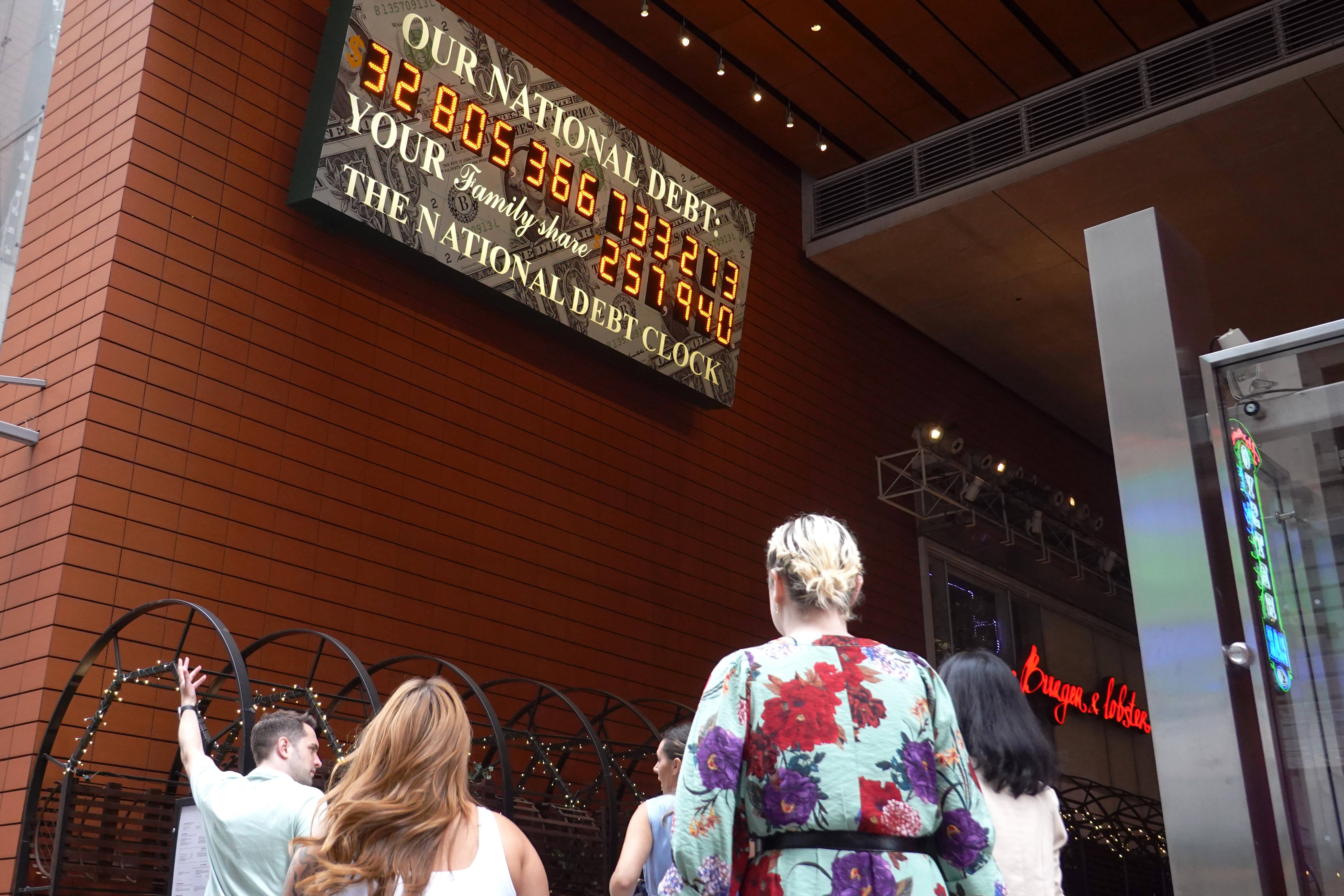 东西问|张礼卿:全球金融安全网中<strong></p>
<p>德行币网</strong>,人民币扮演何种角色?