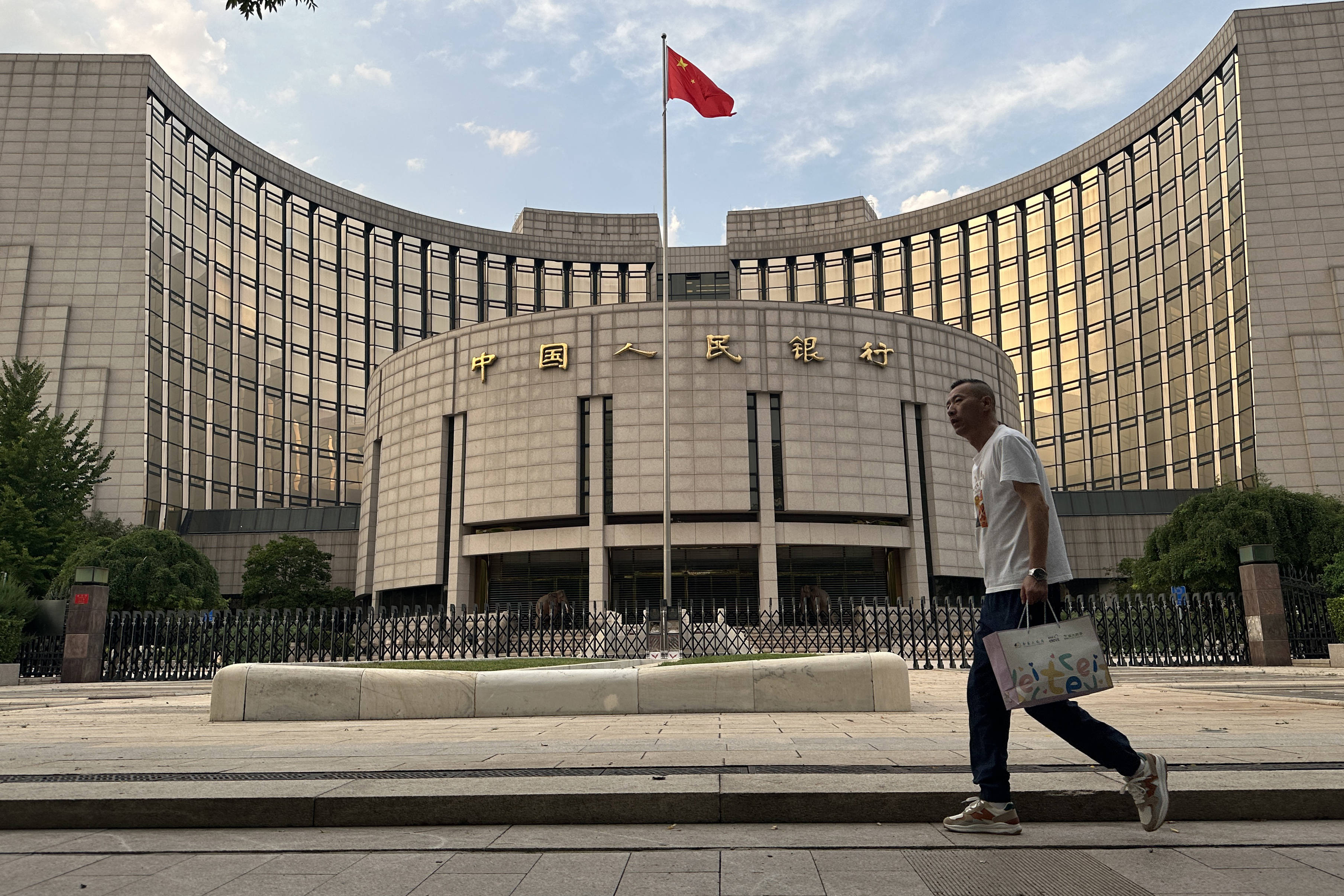 东西问|张礼卿:全球金融安全网中<strong></p>
<p>德行币网</strong>,人民币扮演何种角色?