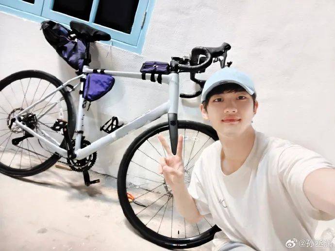 L演员睡闺蜜老公<strong></p>
<p>币圈问答</strong>？李现另类出圈？唐艺昕带娃探班？孙丞潇扮丑求戏？姨太问答