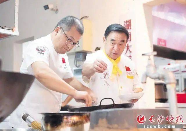 厨二代“炒红”长沙