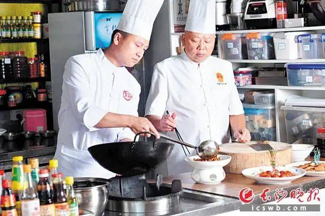厨二代“炒红”长沙