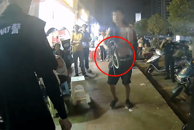 男子当街遛蛇<strong></p>
<p>5行币</strong>,被行拘5日