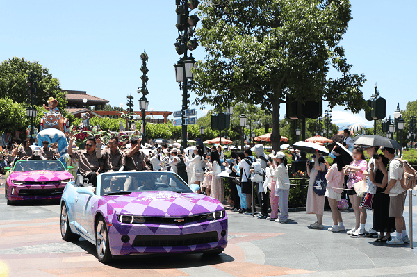 今天是“全球老虎日” 东北虎巡护员代表为上海迪士尼花车巡游领航