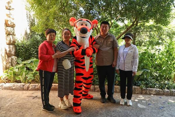 今天是“全球老虎日” 东北虎巡护员代表为上海迪士尼花车巡游领航