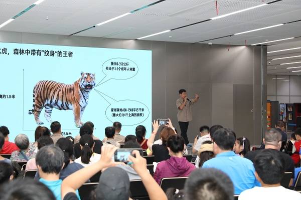 今天是“全球老虎日” 东北虎巡护员代表为上海迪士尼花车巡游领航