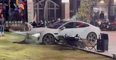 男子买新车后在群里炫耀被嘲<strong></p>
<p>8币网</strong>，持刀杀害一男子后开车撞向咖啡店？警方通报