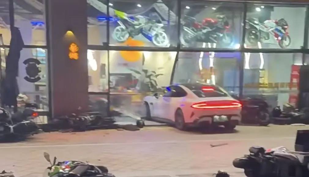 男子买新车后在群里炫耀被嘲<strong></p>
<p>8币网</strong>，持刀杀害一男子后开车撞向咖啡店？警方通报