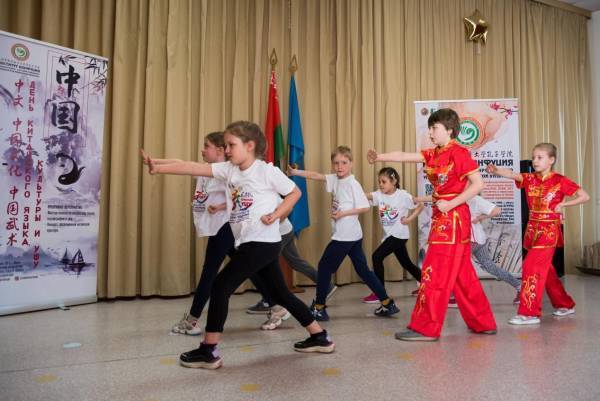 阿丽娜:每三个白俄罗斯人<strong></p>
<p>模拟炒币大赛</strong>,就有一个拥有华为电脑和小米手机