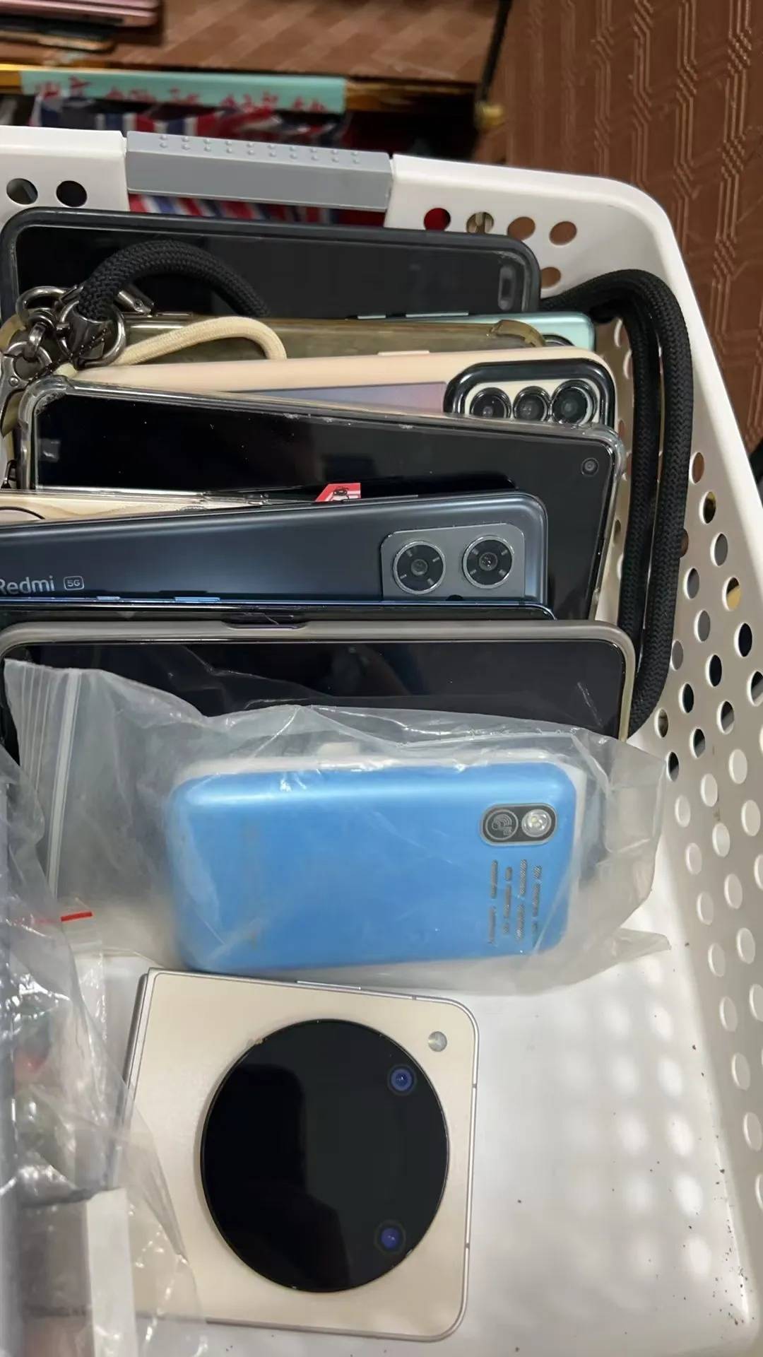 广州南站:900多台手机无人认领<strong></p>
<p>模拟炒币大赛</strong>!12306可查询