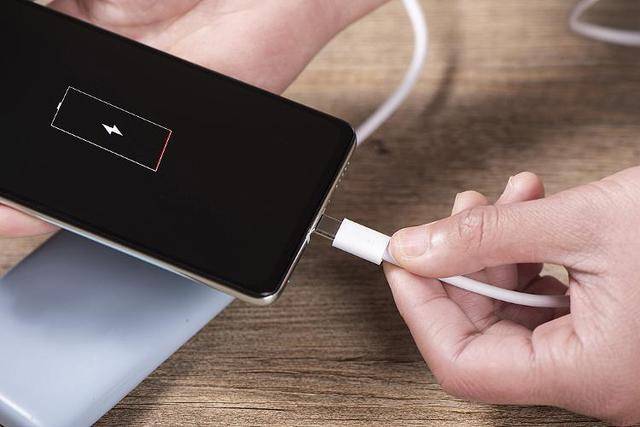 有时竟可以“超长待机” 手机1%的电量到底能用多久<strong></p>
<p>搜币</strong>?