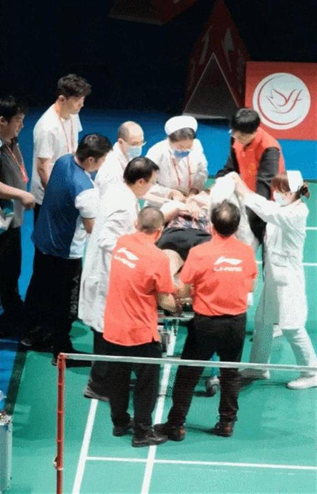 羽毛球世界第一石宇奇比赛中突发意外<strong></p>
<p>币圈媒体价格表</strong>，被担架抬走后留院观察