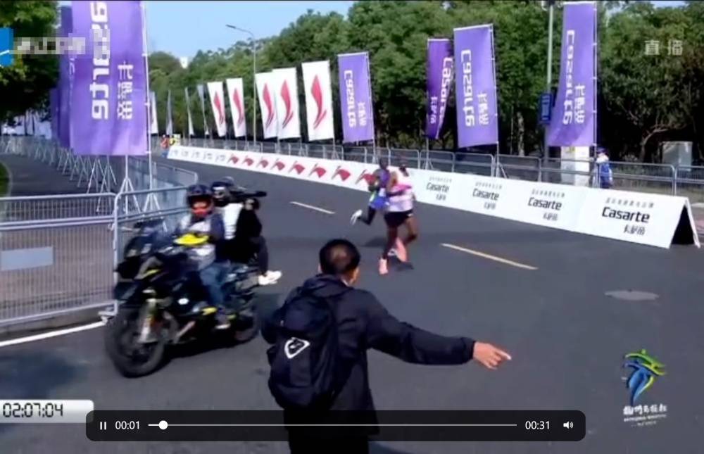 引导失误让冠军变亚军<strong></p>
<p>链圈</strong>,致其错失21万?杭州马拉松组委会发布情况说明