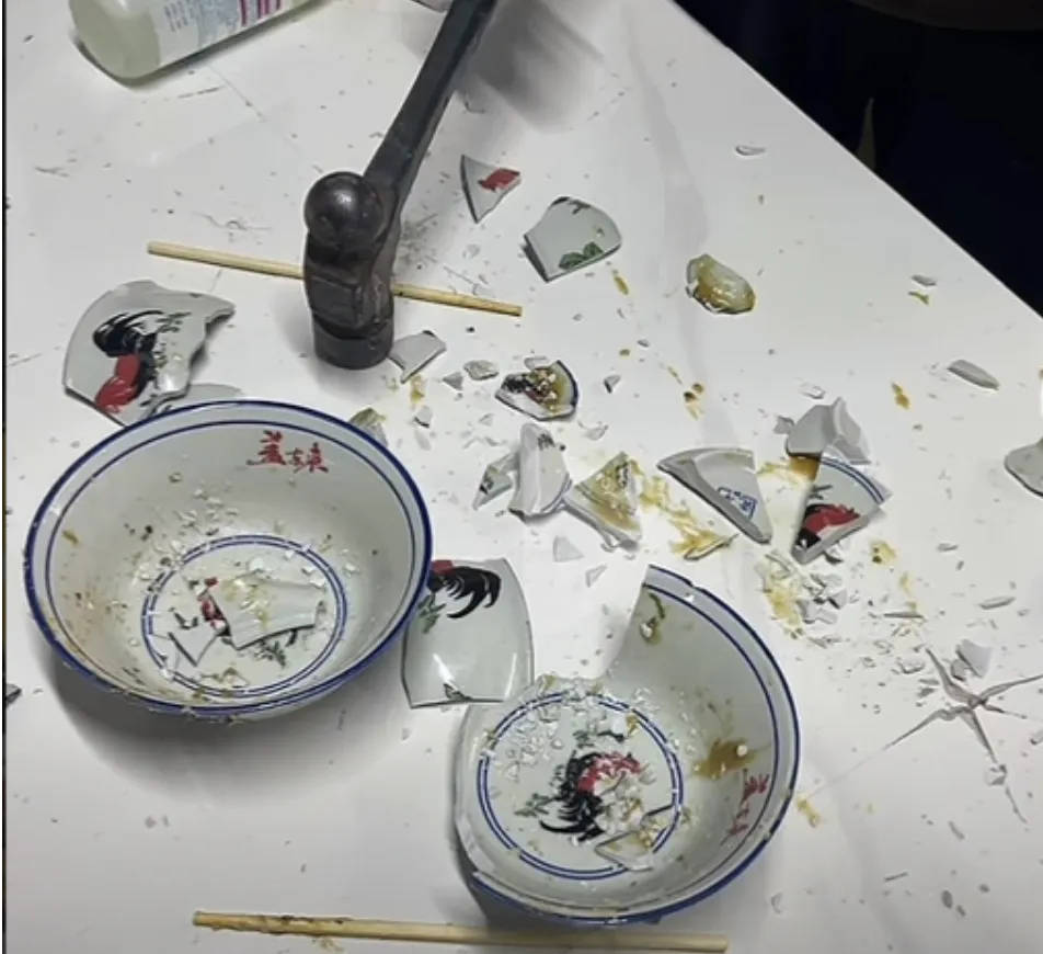 网红夫妇被传有传染病<strong></p>
<p>币圈</strong>,餐馆砸餐具撇清?官方回应