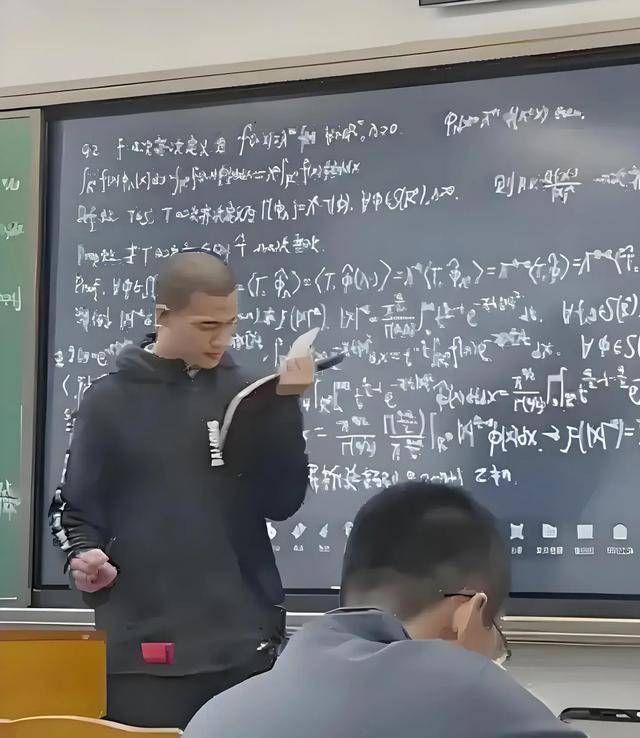 韦东奕上课照片走红<strong></p>
<p>币圈</strong>,新发型吸睛,网友:板书真漂亮,可惜看不懂