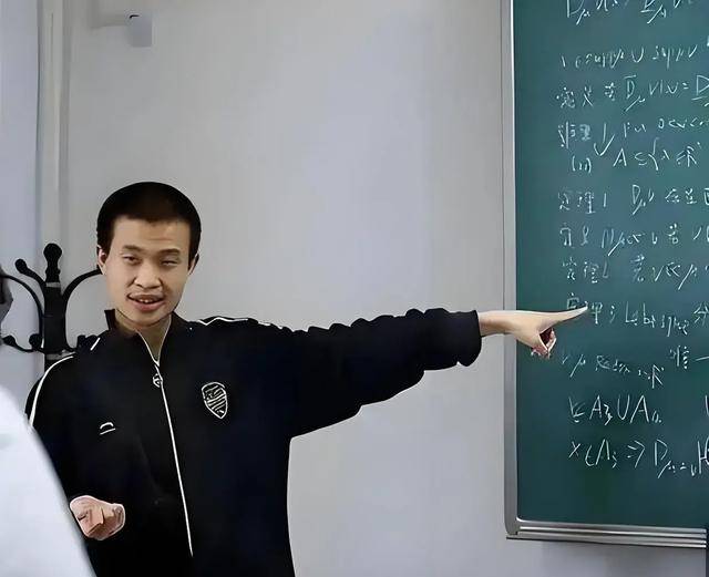 韦东奕上课照片走红<strong></p>
<p>币圈</strong>,新发型吸睛,网友:板书真漂亮,可惜看不懂