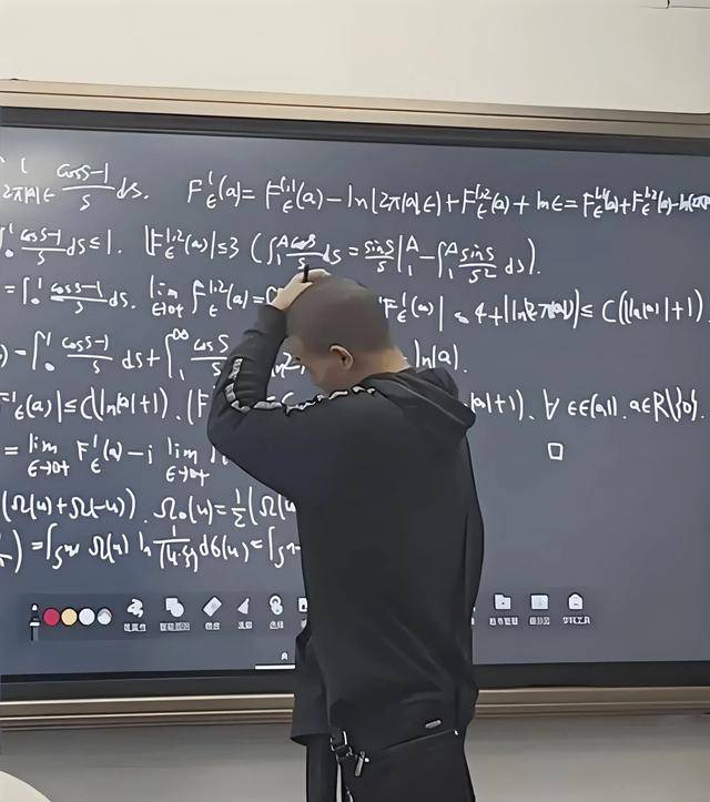 韦东奕上课照片走红<strong></p>
<p>币圈</strong>,新发型吸睛,网友:板书真漂亮,可惜看不懂