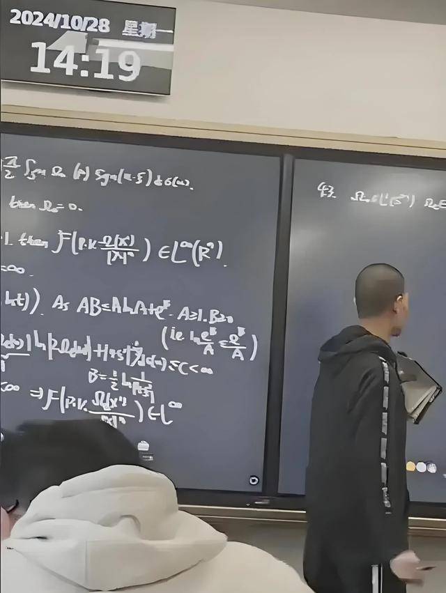 韦东奕上课照片走红<strong></p>
<p>币圈</strong>,新发型吸睛,网友:板书真漂亮,可惜看不懂