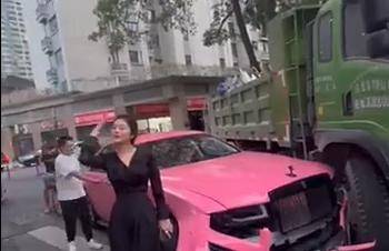 撞上劳斯莱斯的货车只有100万保险<strong></p>
<p>币圈</strong>,被撞车主回应