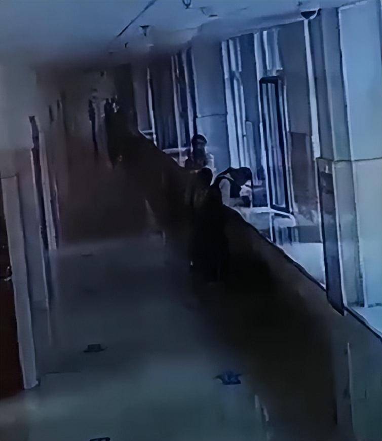 7岁男生踩脏地板<strong></p>
<p>币圈路漫漫</strong>，鞋被语文老师扔垃圾桶，脚冷穿鞋又被数学老师拎讲台扇耳光；两名涉事女教师已被学校开除