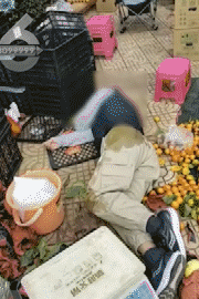 昆明一老人赶集摔倒压坏水果摊!中午就带着家属找来了<strong></p>
<p>币圈路漫漫</strong>,摊主慌了……