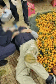 昆明一老人赶集摔倒压坏水果摊!中午就带着家属找来了<strong></p>
<p>币圈路漫漫</strong>,摊主慌了……