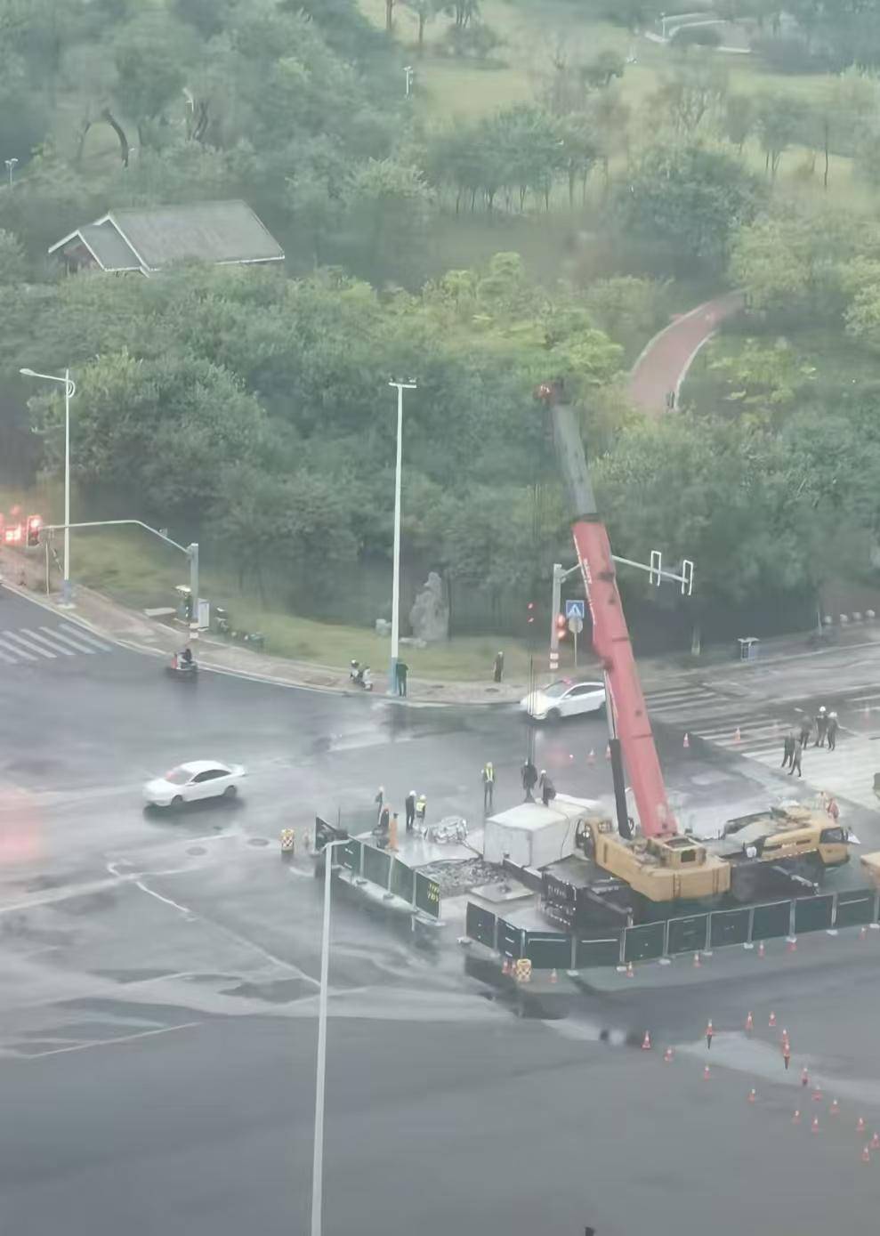 柳州烂尾轻轨墩柱被拆<strong></p>
<p>币圈路漫漫</strong>，承建方披露原因！市民称又得堵一次路