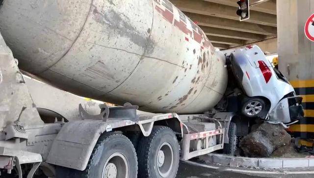 “呼和浩特一轿车被混凝土商砼车撞碎”<strong></p>
<p>币圈路漫漫</strong>，事故认定书已出，事故造成一人不幸身亡