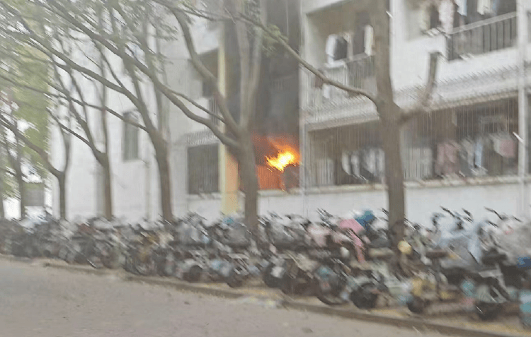 女生宿舍起火<strong></p>
<p>币圈馀额宝</strong>，楼栋闸机成撤离“拦路虎”，警务室：刷脸是为保障安全