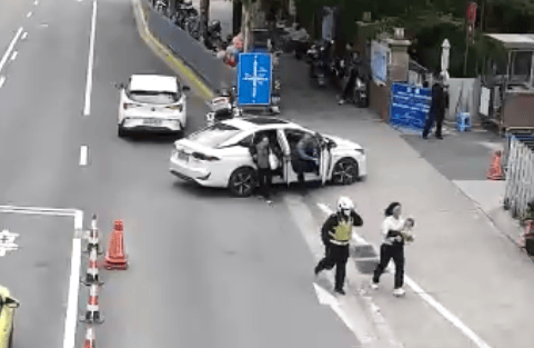 幼童误食药物导致腹痛难忍<strong></p>
<p>币圈馀额宝</strong>,普陀警方开辟绿色通道及时送医