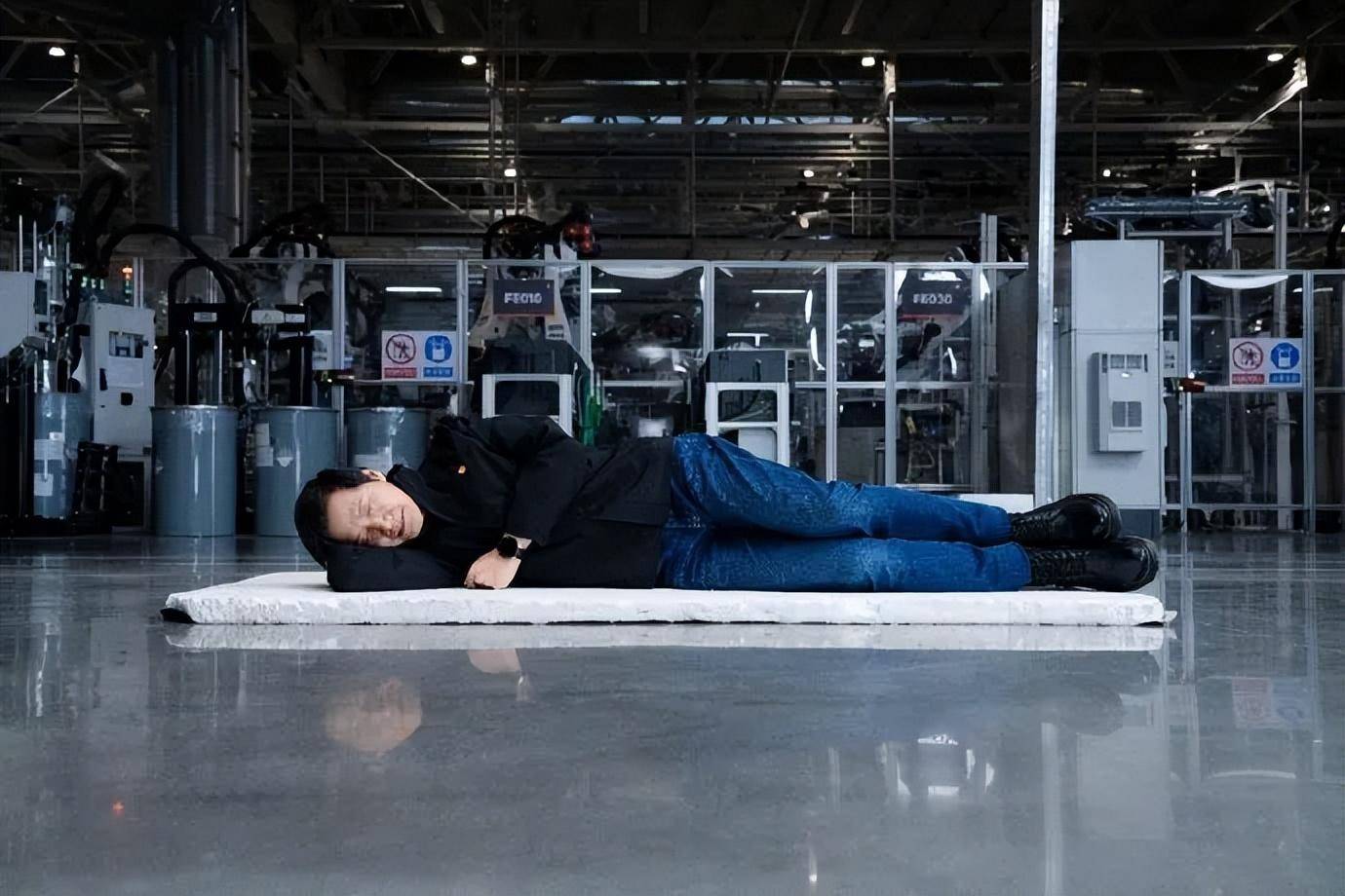 雷军称小米SU7已生产10万台<strong></p>
<p>币圈电报群</strong>,晒躺在车间地板睡觉照片,回应“到工厂拧螺丝”:我常去