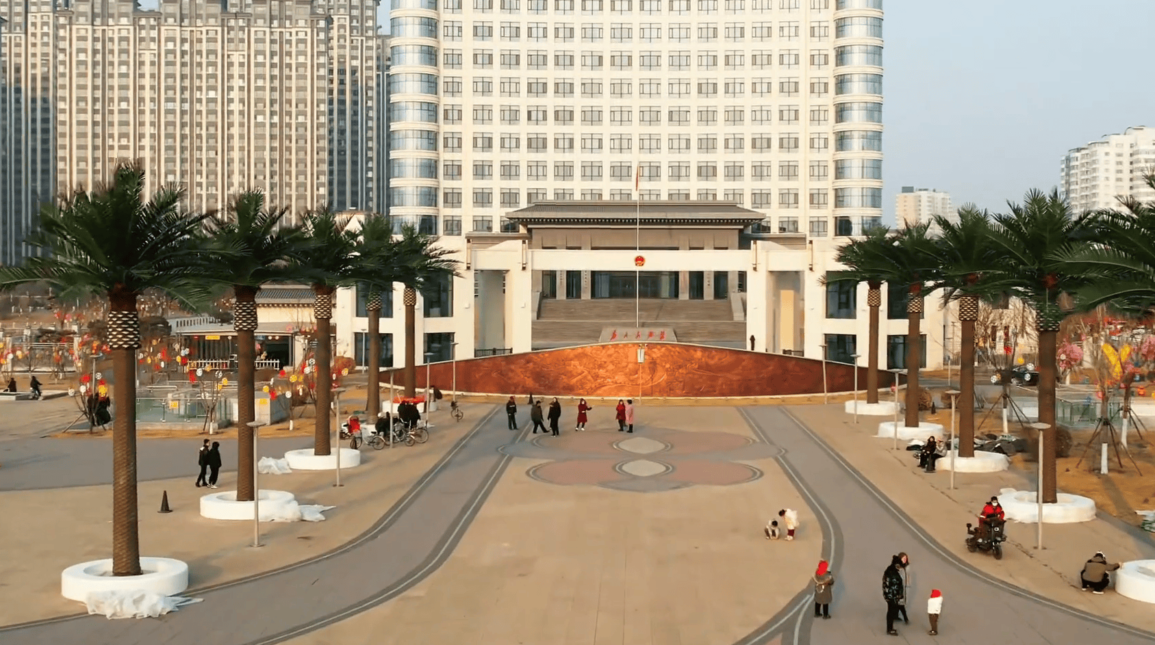 县政府门前广场花1305万建设仿真椰子树、雕塑等<strong></p>
<p>币圈电报群</strong>,中央点名通报后,仿真椰子树连夜拆除