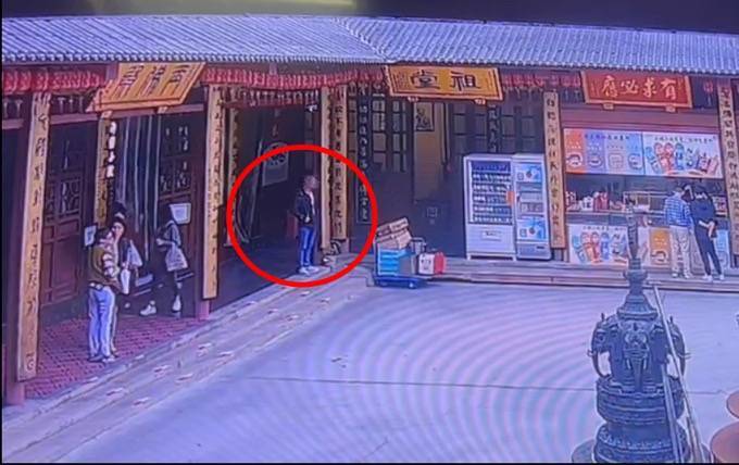 自制缠满双面胶的铁片<strong></p>
<p>今日币圈</strong>,男子在寺庙内盗窃功德箱被行拘