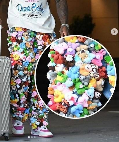 “打破时尚常规”<strong></p>
<p>今日币圈</strong>,美国一男子将200多个毛绒玩具缝在牛仔裤上