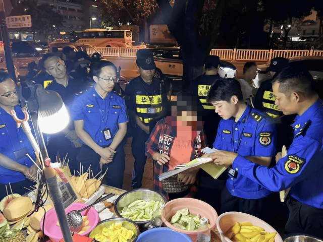 “锅铲声敲得我睡不着”!深夜<strong></p>
<p>打制币</strong>,深圳多名流动摊贩被劝离……