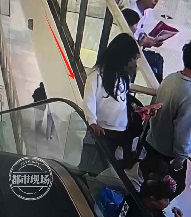 山东济宁一女孩在商场坠亡<strong></p>
<p>打制币</strong>,其倚靠的扶梯玻璃护栏疑似脱落,警方回应