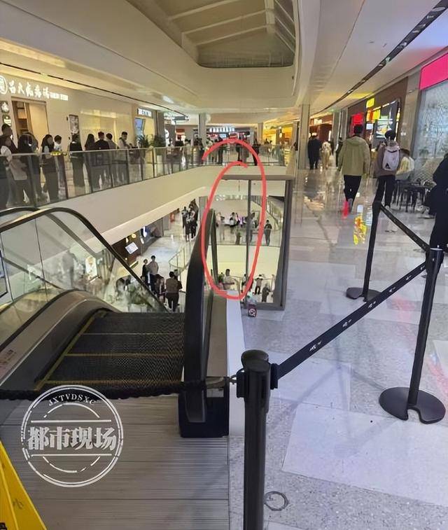 山东济宁一女孩在商场坠亡<strong></p>
<p>打制币</strong>,其倚靠的扶梯玻璃护栏疑似脱落,警方回应