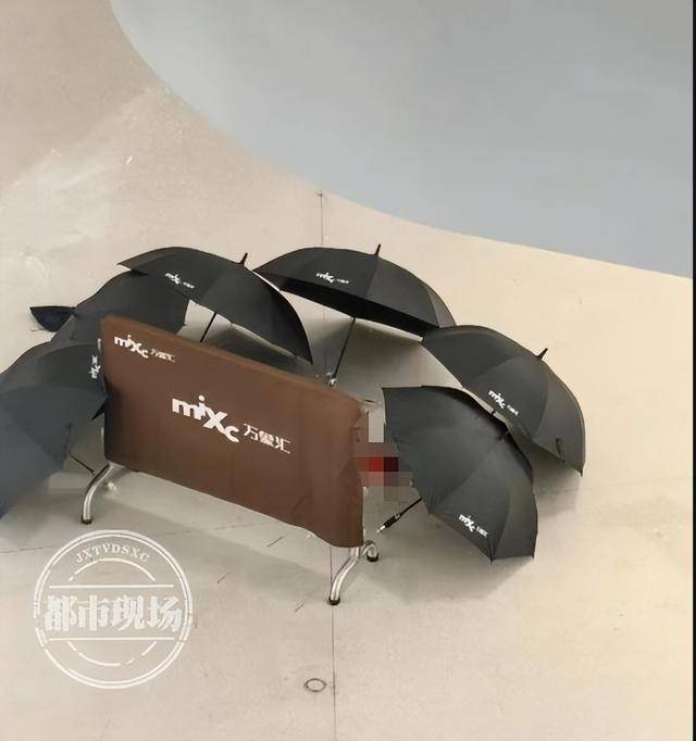 山东济宁一女孩在商场坠亡<strong></p>
<p>打制币</strong>,其倚靠的扶梯玻璃护栏疑似脱落,警方回应