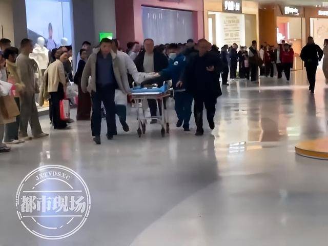 山东济宁一女孩在商场坠亡<strong></p>
<p>打制币</strong>,其倚靠的扶梯玻璃护栏疑似脱落,警方回应