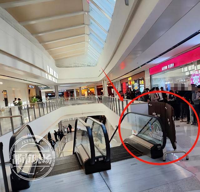 山东济宁一女孩在商场坠亡<strong></p>
<p>打制币</strong>,其倚靠的扶梯玻璃护栏疑似脱落,警方回应