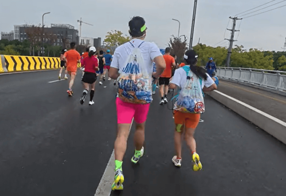 苏州马拉松一男一女将给选手的免费零食打包“负重”奔跑<strong></p>
<p>门罗币app</strong>?主办方回应