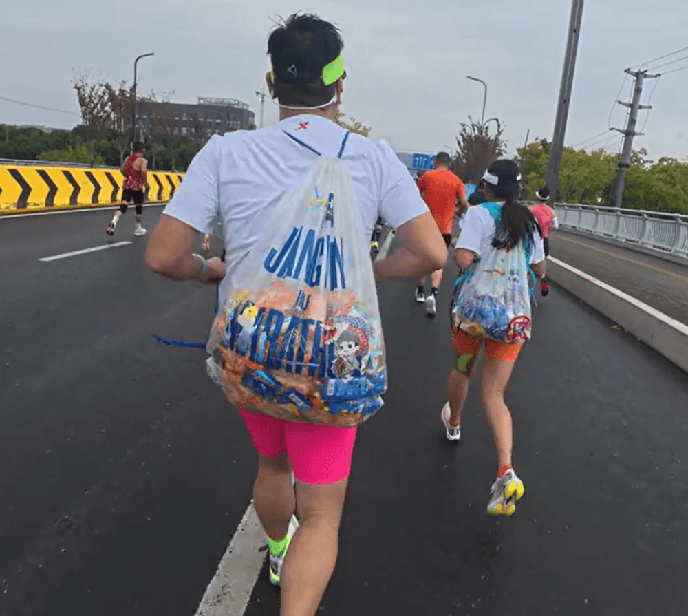 苏州马拉松一男一女将给选手的免费零食打包“负重”奔跑<strong></p>
<p>门罗币app</strong>?主办方回应