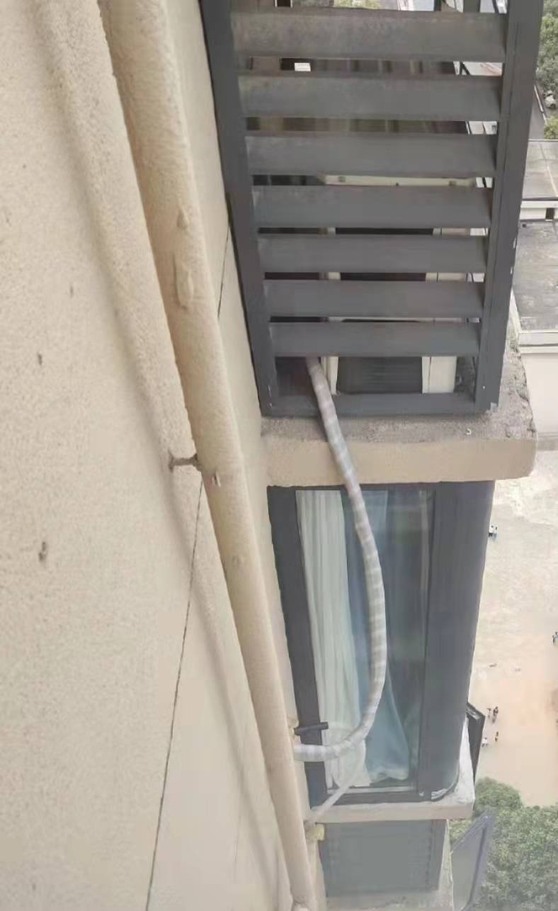 空调机位被楼下邻居占用<strong></p>
<p>币橙测评</strong>,娄底女业主无法入住起诉索赔11万!邻居:我的也被占了