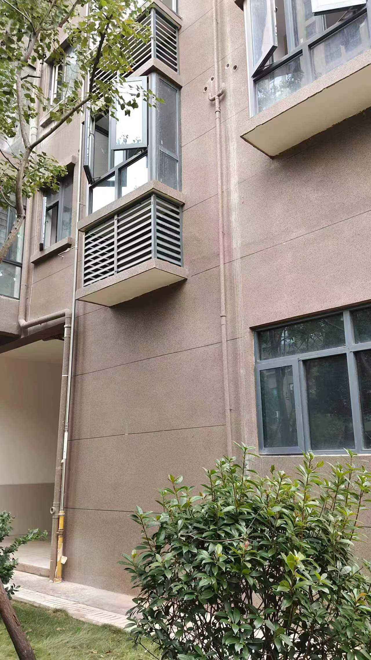 空调机位被楼下邻居占用<strong></p>
<p>币橙测评</strong>,娄底女业主无法入住起诉索赔11万!邻居:我的也被占了