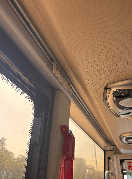 “晒足一小时太阳”！深圳一公交被指遮阳设施差<strong></p>
<p>币圈九四</strong>，记者实测